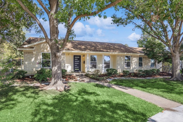 single story home with a front lawn