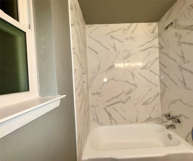 bathroom featuring tiled shower / bath