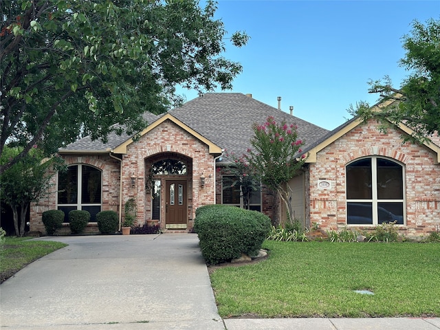 view of front facade featuring a front lawn and a garage