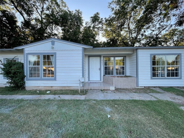 single story home with a front yard