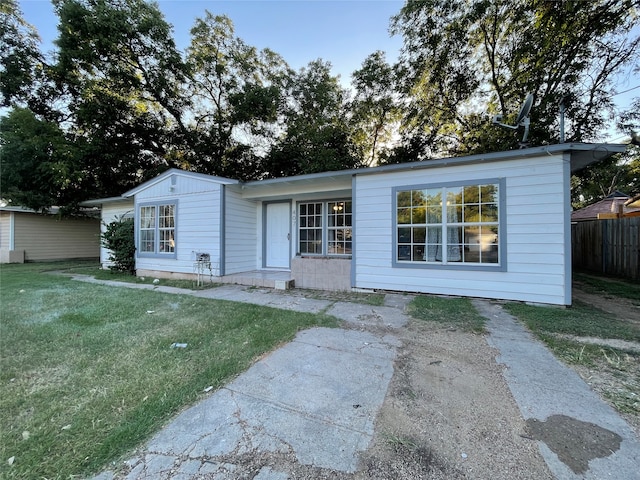 ranch-style home with a front lawn