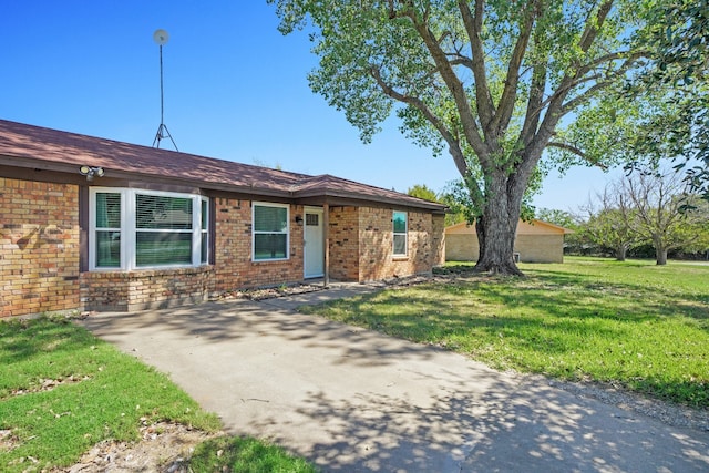 ranch-style house featuring a front lawn