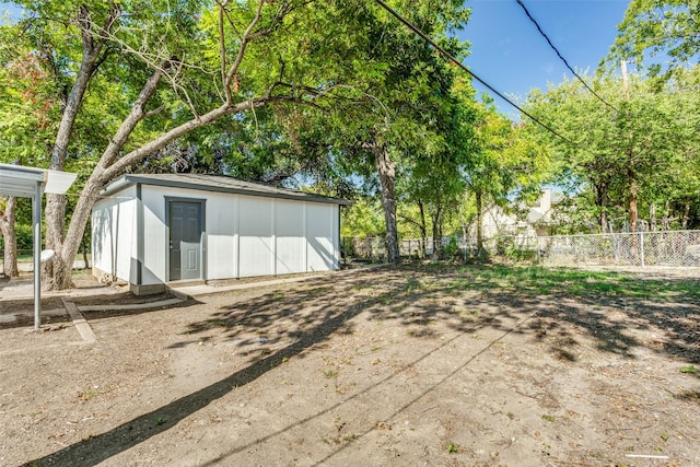 view of yard featuring a storage unit