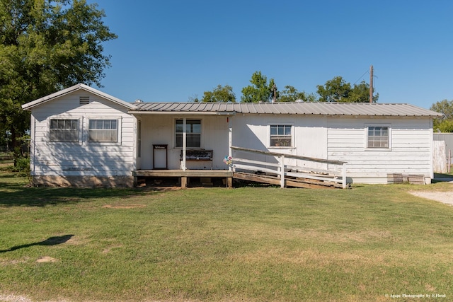 view of front facade featuring a front lawn