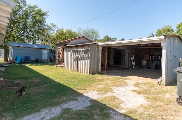 view of yard with an outdoor structure