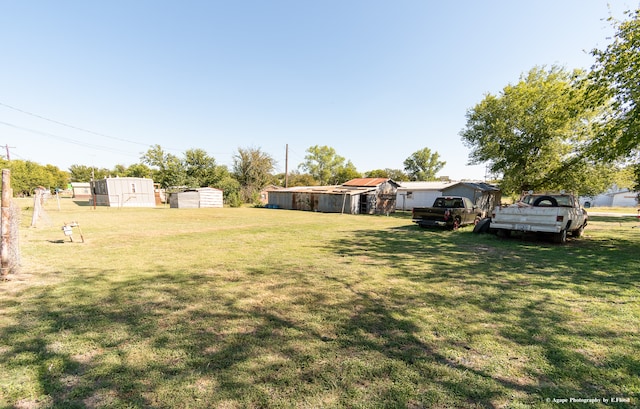 view of yard with an outdoor structure