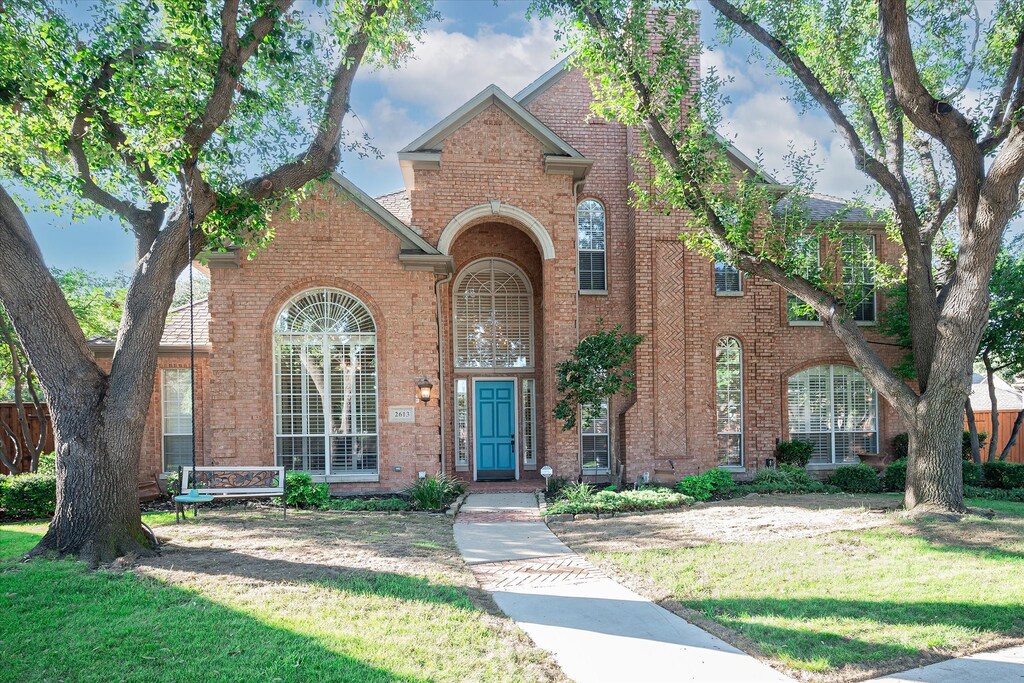 view of front of home with a front lawn