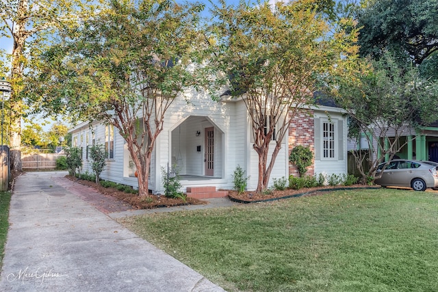 view of front of home featuring a front lawn