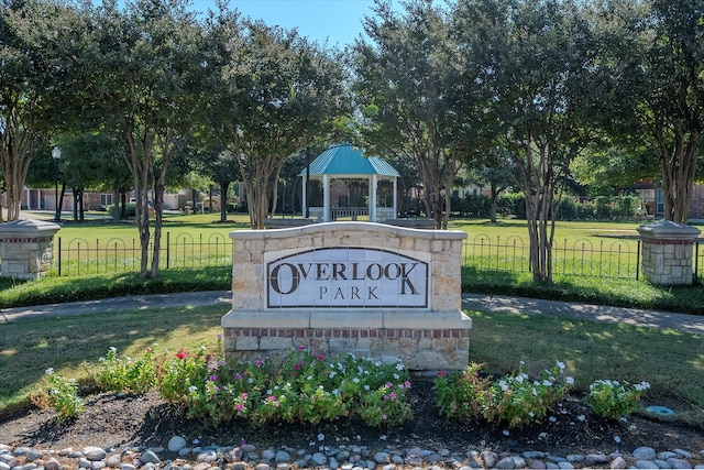 community sign featuring a lawn