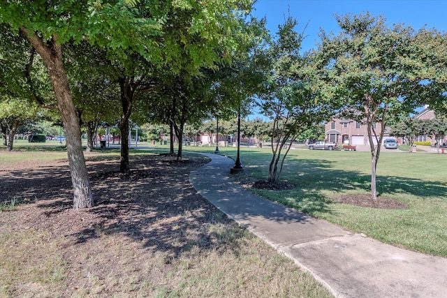 view of property's community featuring a lawn