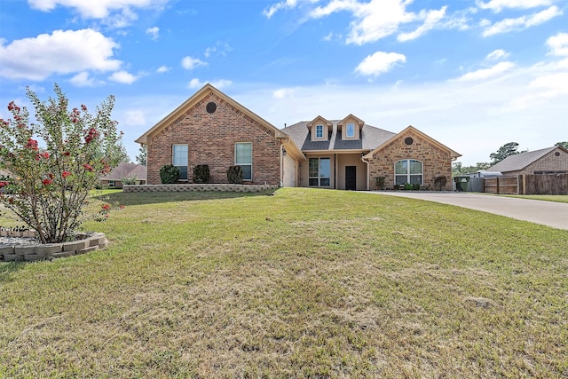 view of front of property featuring a front yard