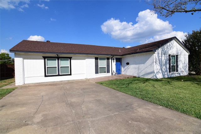 view of front of house featuring brick siding and a front lawn