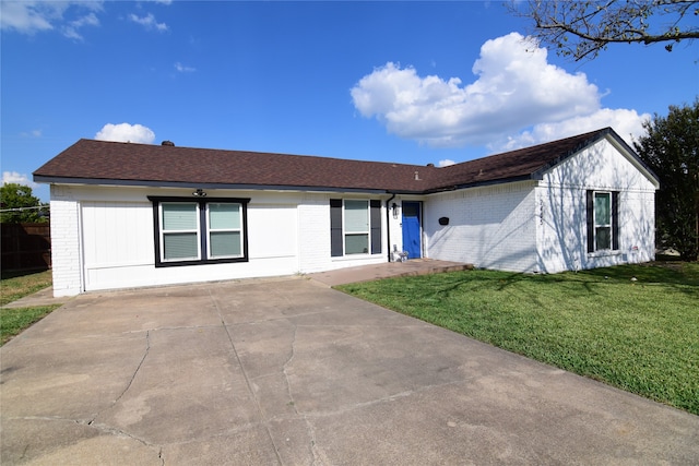 ranch-style house featuring a front yard