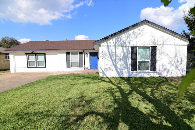 ranch-style home featuring a front lawn and brick siding