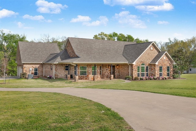 view of front facade with a front lawn