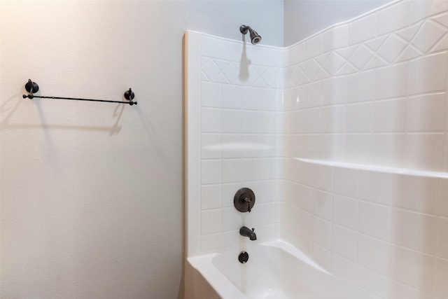 bathroom with tiled shower / bath combo