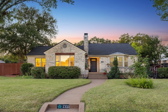 view of front of house featuring a lawn