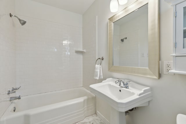 bathroom featuring tiled shower / bath combo