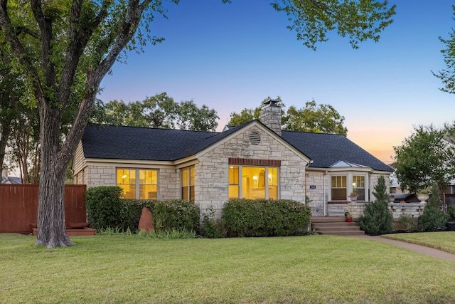 view of front of property featuring a lawn