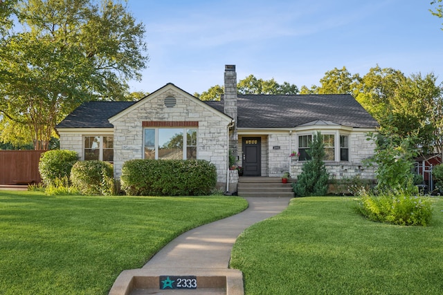 view of front facade featuring a front lawn