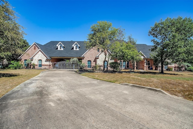 view of front of home featuring a carport and a front yard