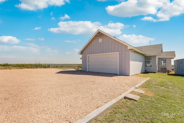 view of front of house with a front lawn and a garage