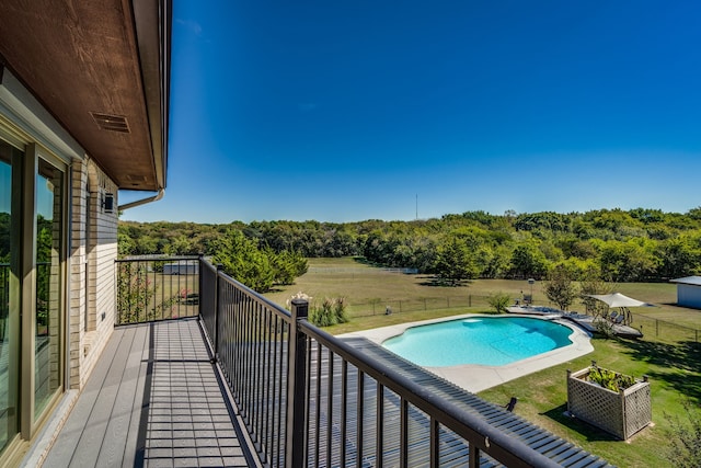 view of swimming pool featuring a yard