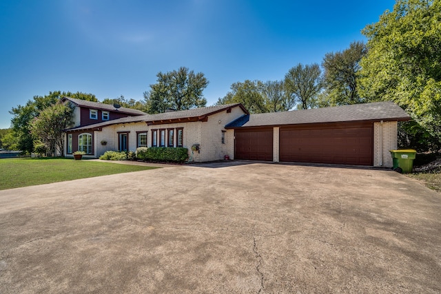 view of front of property featuring a front yard and a garage