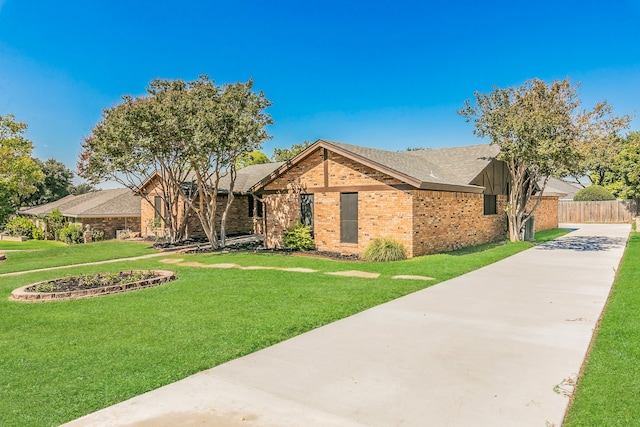 ranch-style house featuring a front lawn