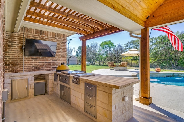 view of patio / terrace featuring an outdoor kitchen