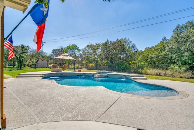 view of swimming pool with an in ground hot tub, a storage unit, a yard, and a patio area