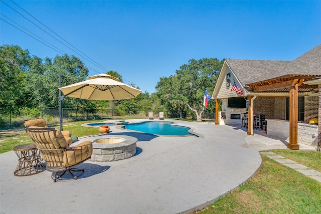 view of swimming pool featuring a patio, an in ground hot tub, and a fire pit