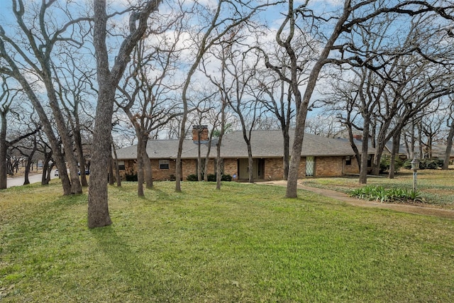 ranch-style home featuring a front lawn