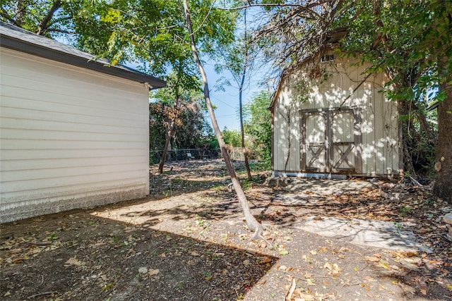 view of yard featuring a shed