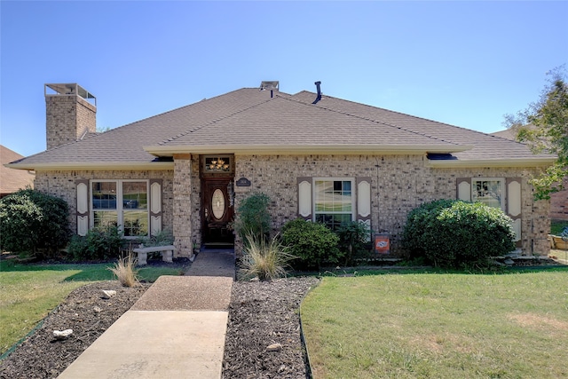 view of front of property featuring a front lawn