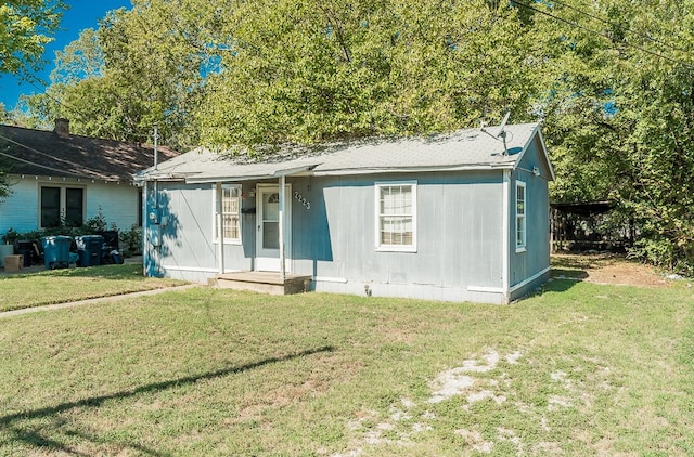 view of front of home with a front yard