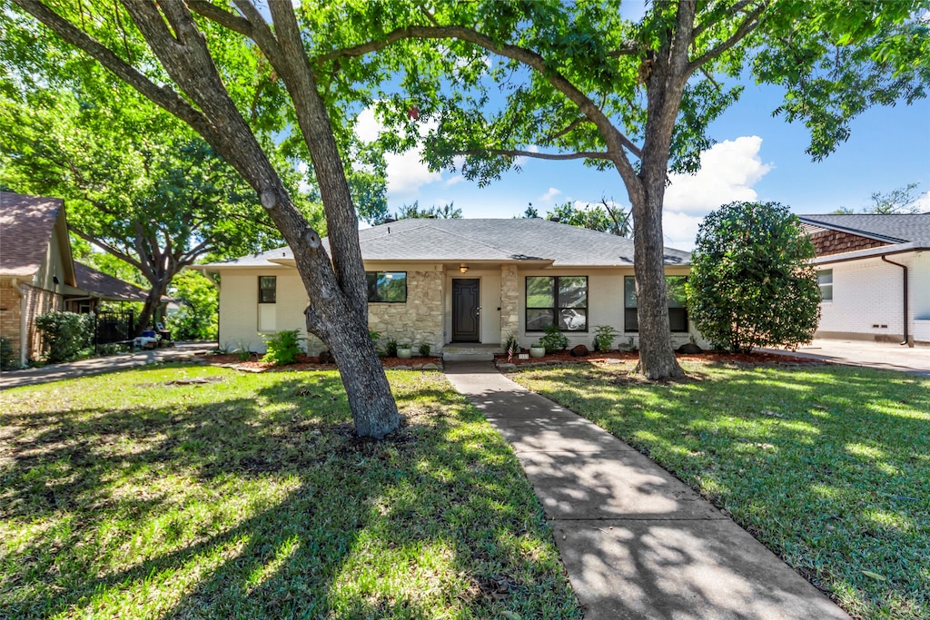 ranch-style house featuring a front lawn