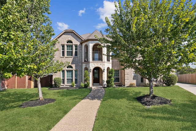 view of front of property featuring a front yard