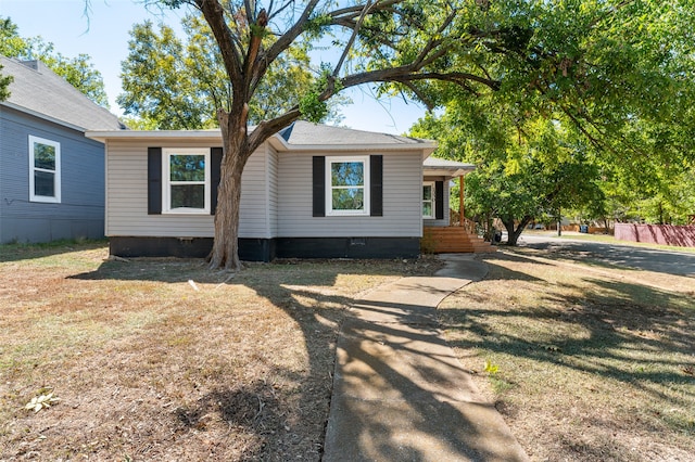 view of front of home featuring a front yard