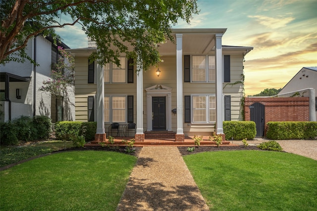 view of front of home featuring a lawn