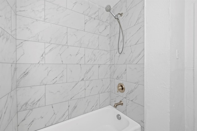 bathroom with tiled shower / bath