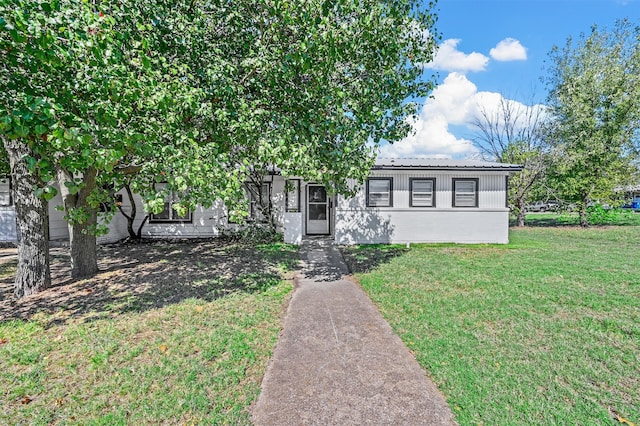 view of front of house featuring a front yard