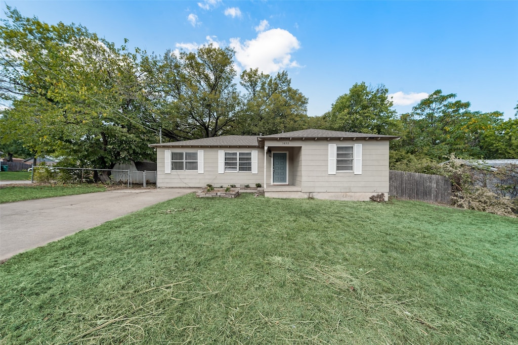 ranch-style house featuring a front yard