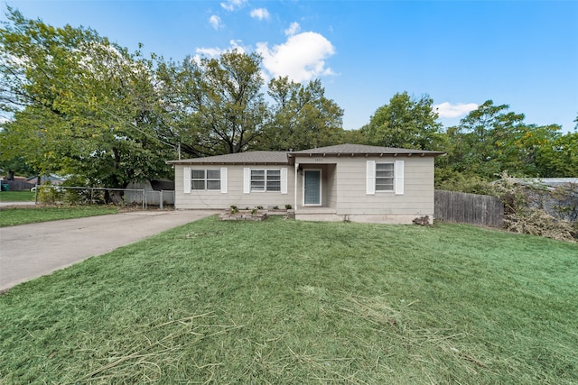 ranch-style house featuring a front yard