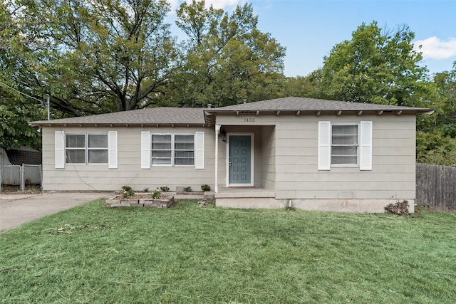 view of front of home featuring a front yard