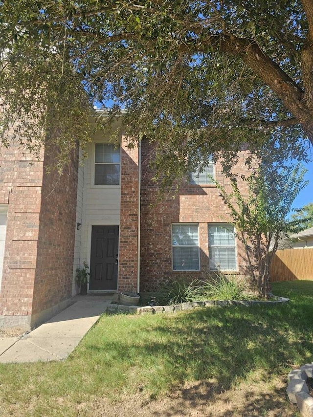 view of front facade featuring a front lawn