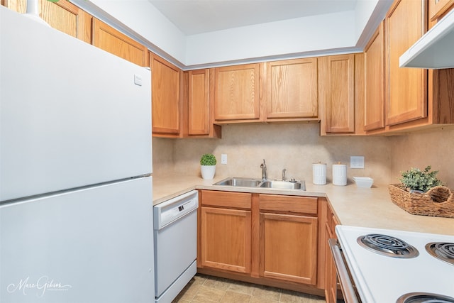 kitchen featuring sink, white appliances, and decorative backsplash