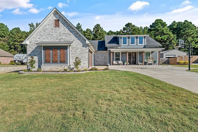 view of front facade featuring a front lawn