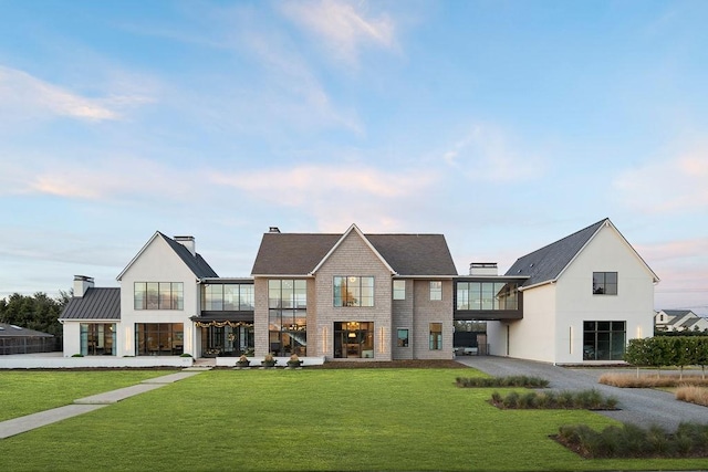 view of front of property featuring a front yard