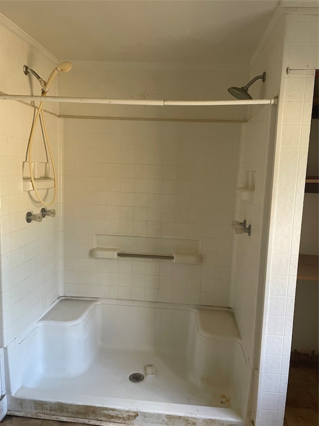 bathroom featuring tiled shower